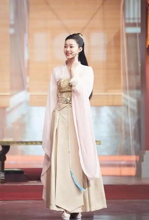 庆余年剧组重聚李沁一袭白衣美成仙被花五竹帅到了