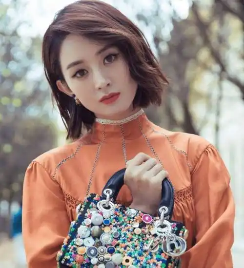 是可爱的娃娃脸,看起来十分减龄又少女,加上赵丽颖留着短发的发型