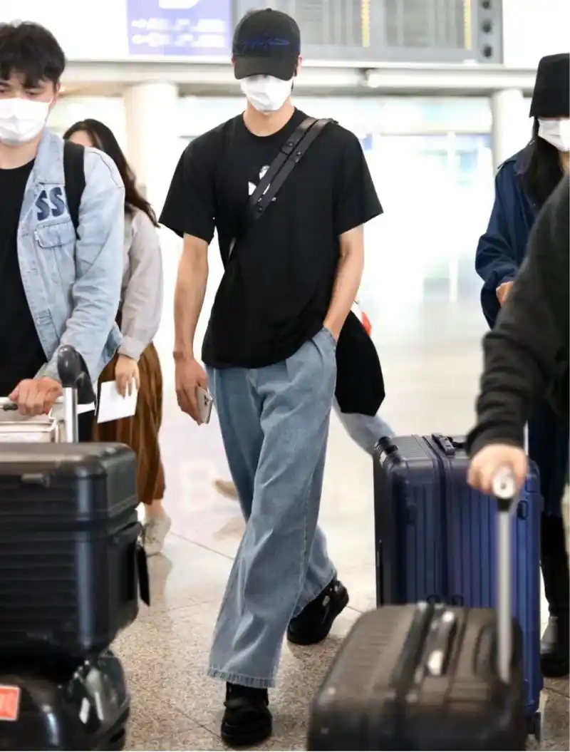 30岁的谭松韵管21岁的宋威龙叫哥看了宋威龙的穿搭满满成熟