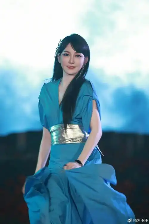 萨顶顶这是整容了吗?浪姐舞台照完全不像本人,脸上的科技感太强