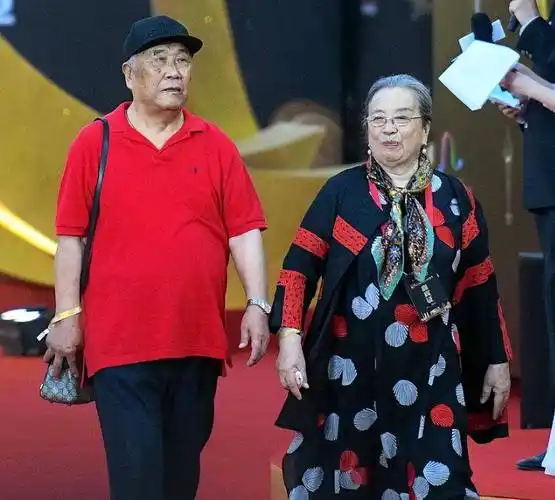 "容嬷嬷"李明启:28岁出演灾难片,和丈夫携手走遍风雨有苦有泪_母亲