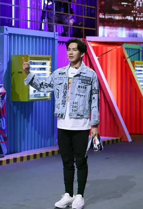 45岁钟汉良街舞很燃,不仅活力十足,这样穿搭减龄又潮流