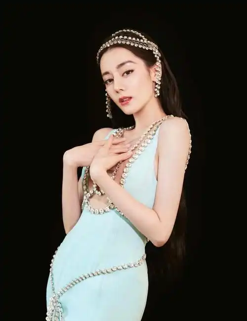 迪丽热巴一袭蓝色水晶钻礼服,尽显曼妙婀娜身姿!