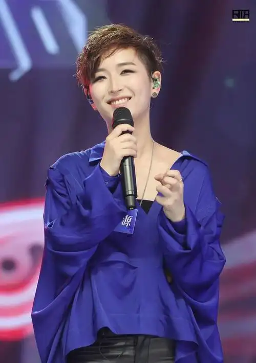 组建该乐坛时,黄汐源并没有太多的宣传资源,她完全是靠自己实力唱功圈