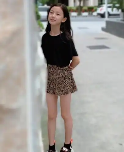 "最美童星"裴佳欣一长高,就穿豹纹裙凹漫画腿,腿长真是任性!