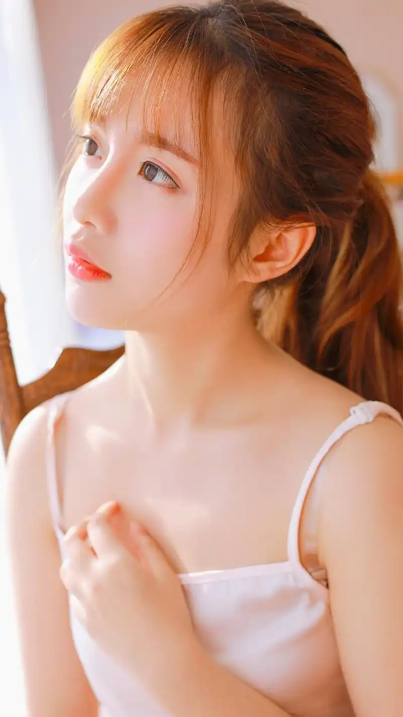 文艺吊带美少女性感写真高清竖屏手机壁纸