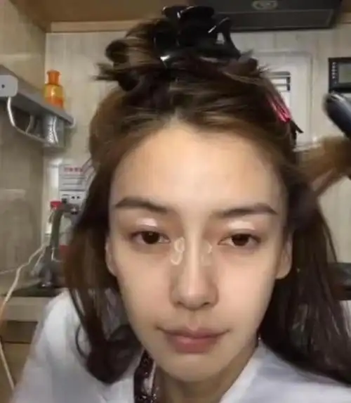 杨颖素颜到化妆全过程,对比完化妆前后的样子,简直是天差地别