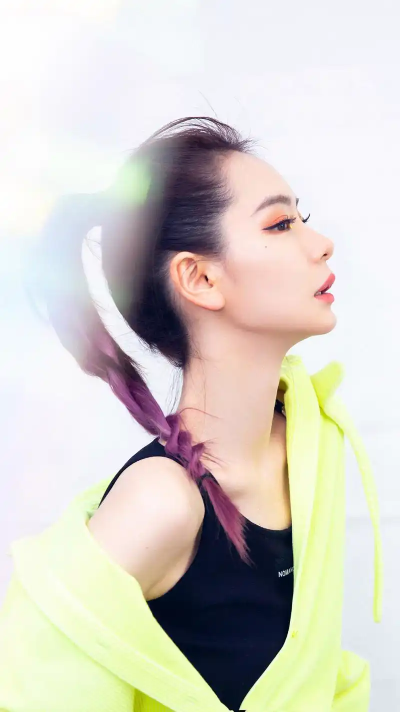 戚薇运动性感写真手机壁纸