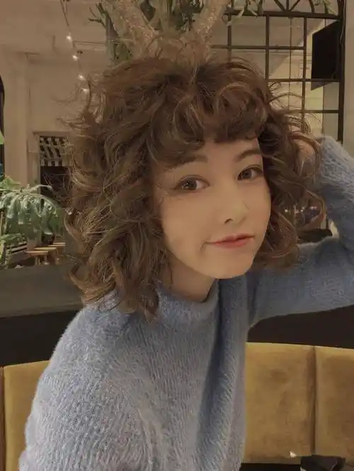 给人慵懒感的发型,很时尚潮流,可爱的羊毛卷短发,温柔减龄不失气质.