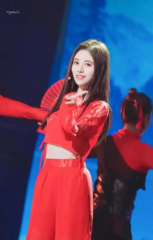 鞠婧祎身穿红衣套装惊艳无比,美成了仙女样,颜值气质瞬间爆棚!_红色