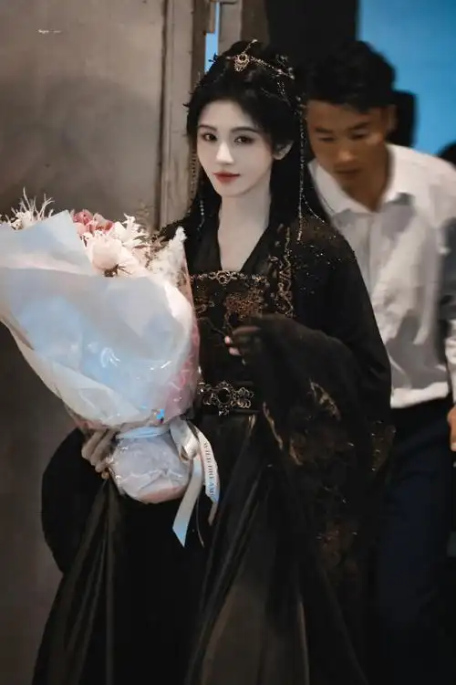 鞠婧祎月麟绮纪妆造##鞠婧祎露芜衣黑衣造型