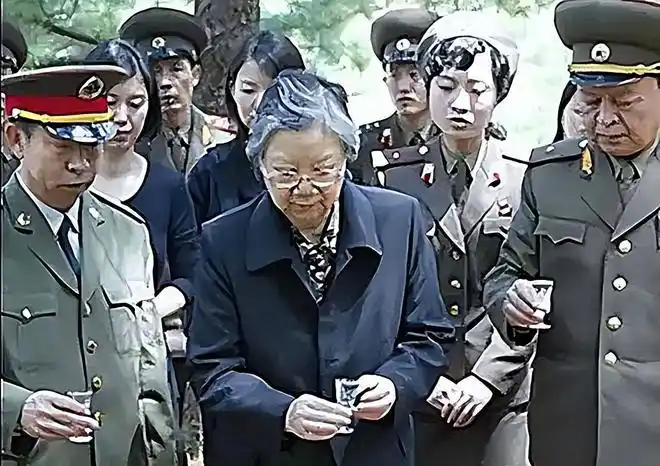 刘思齐逝世四个子女哭成泪人毛新宇率领全家来送别场面感人