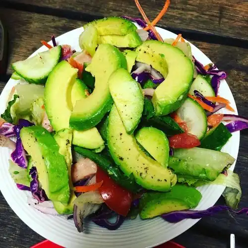 5,牛油果吐司食材:牛油果半个,蒜两瓣,芹菜适量,盐,黑胡椒粉,酸奶两勺