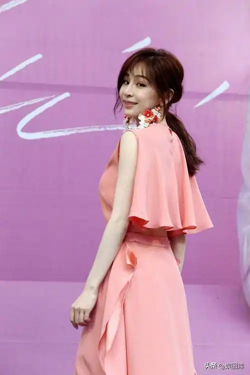 王心凌身材火辣穿短款上衣搭阔腿裤高挑纤瘦少女感扑面而来