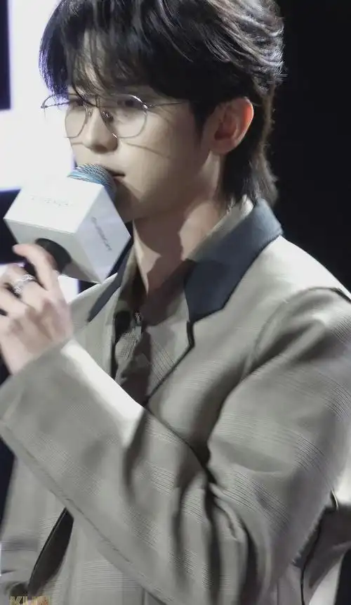 蔡徐坤是贵公子吧戴金丝眼镜参加活动生图造型帅气迷人