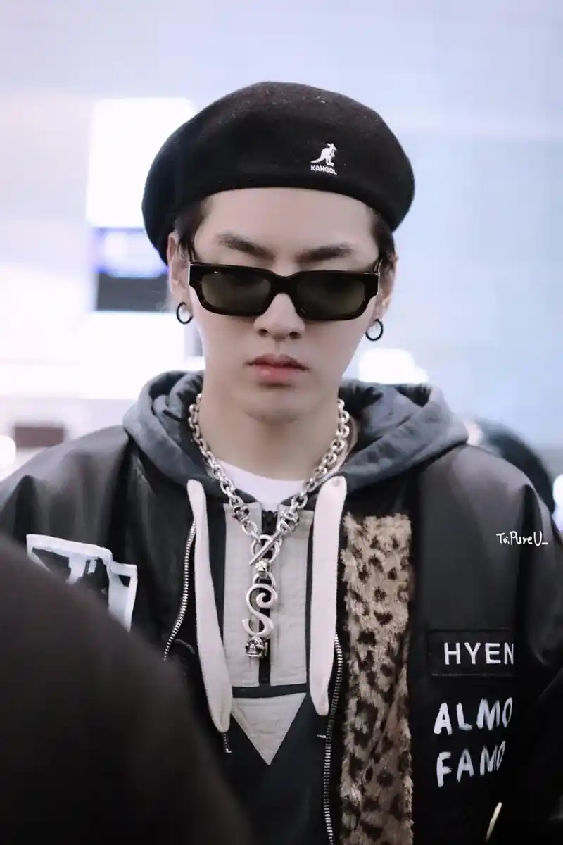 吴亦凡戴贝雷帽潮装亮相 表情呆萌侧颜迷skr人