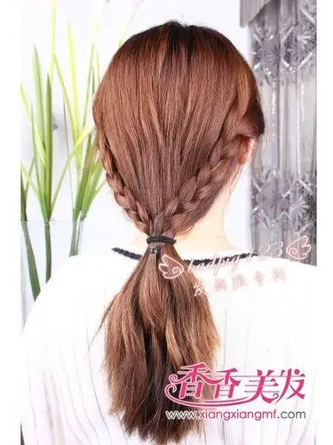 几个发型都可以了 戴上发饰 戴上发饰 用立体蝴蝶结发圈把发尾绑起来