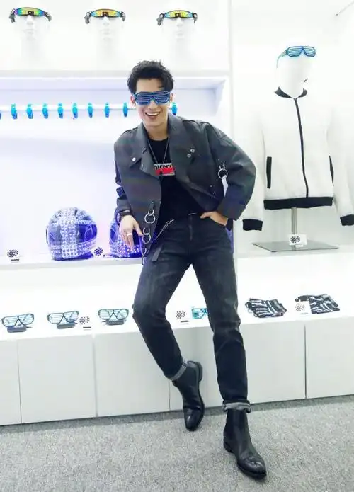 再看看窦骁的健身照片,这副身材也是绝了,难怪穿衣服这么好看.