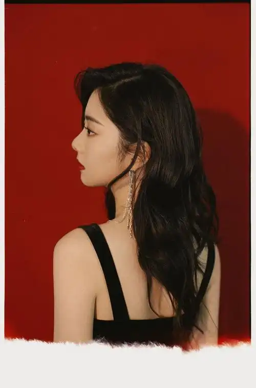 谭松韵穿黑丝绒吊带长裙红唇大波浪气场十足