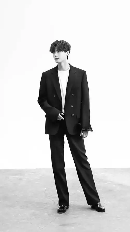 李钟硕终于要回归啦穿休闲装照样帅回巅峰更占据韩剧半个江山