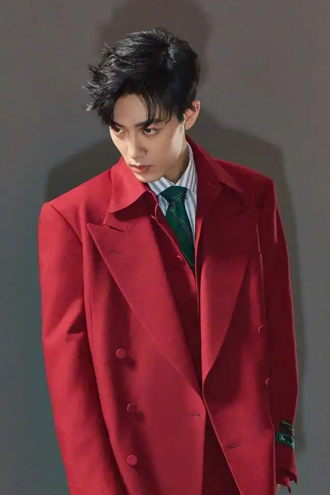 肖战vogue九月号内页大片 红色西装侧颜杀,戴着墨镜的有钱哥哥好酷