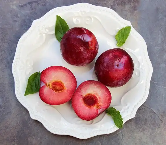 李子,切开,盘子,薄荷味,罗勒叶_高清图片_全景视觉