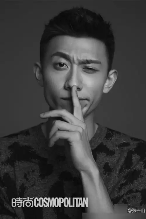 高清张一山半裸秀肌肉穿衣显瘦脱衣有肉