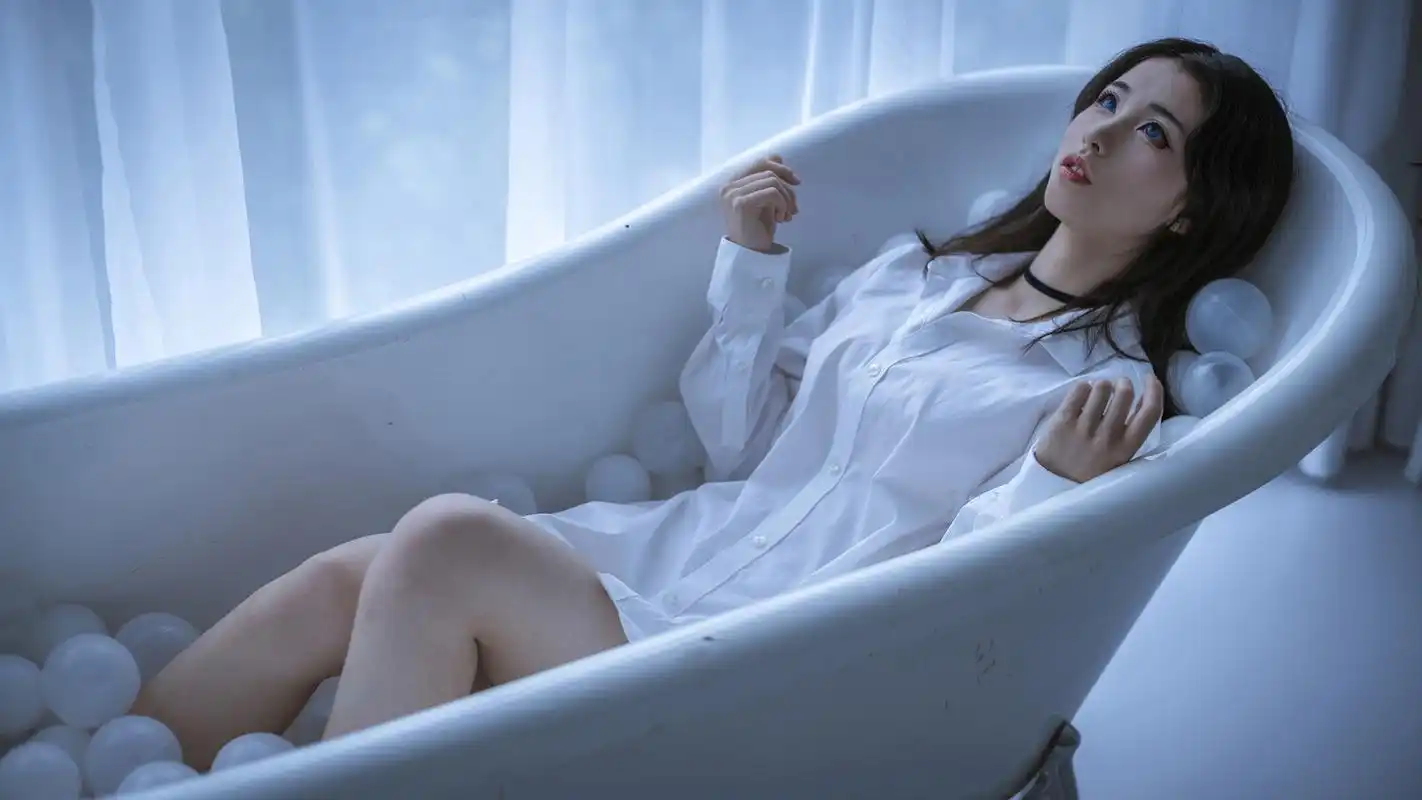 混血美女浴室性感写真