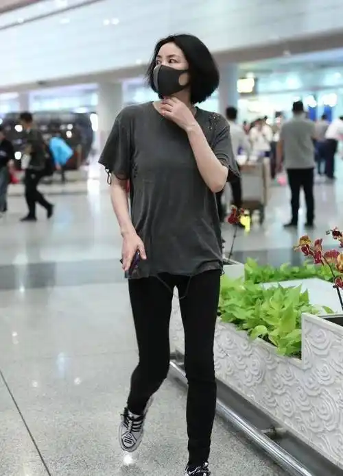 原创王菲打扮真随性衣服上破挺多洞也能穿身材纤细真让人羡慕