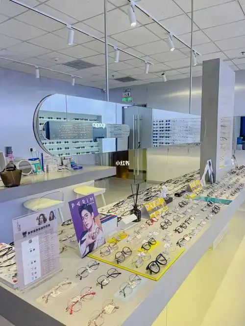 天津这家眼镜整整一面墙99r防蓝光配镜
