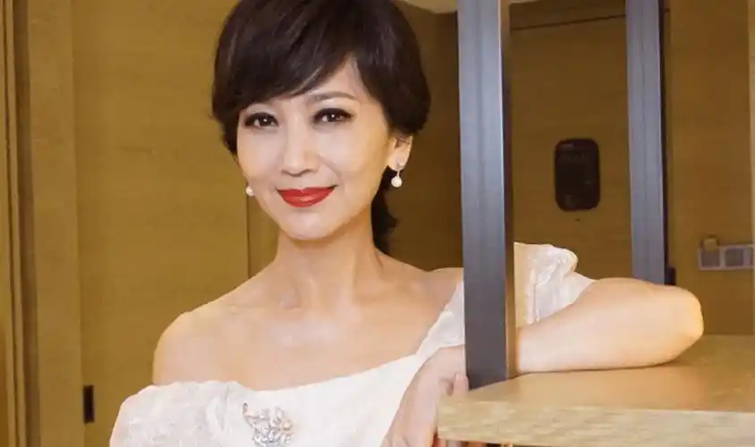 61岁赵雅芝去养老院看望老人,明明只差10岁,看起来却像差了30岁_感觉