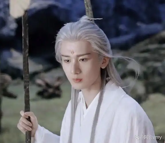 在剧里有很多白发造型的男演员,今天说说龚俊,檀健次,罗云熙,王鹤棣