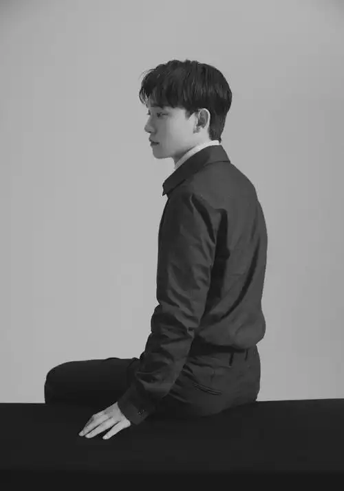 exo金钟大入伍照曝光,皮肤黝黑褶子多,发际线成最大亮点