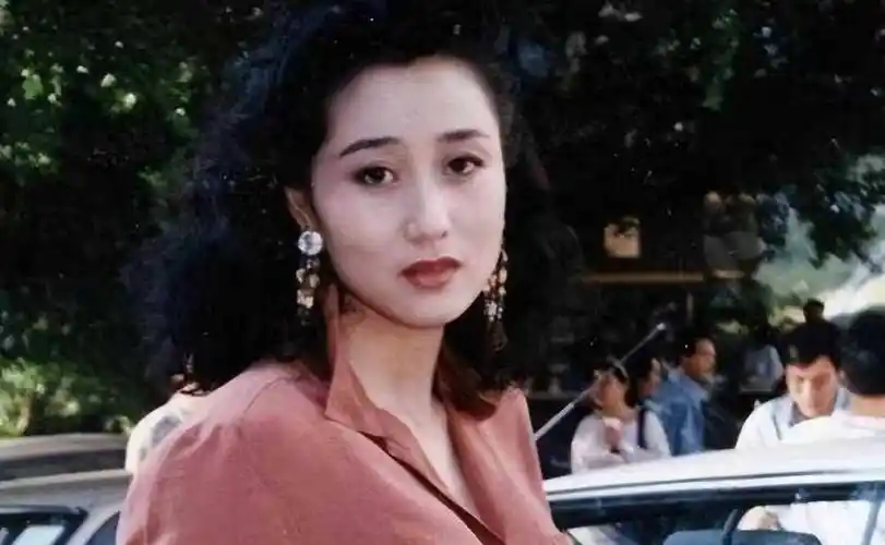 62岁利智近照曝光,美貌颜值不再!陪李连杰和小女儿一