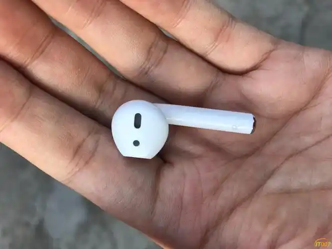 苹果蓝牙耳机一代airpods一代右耳200块