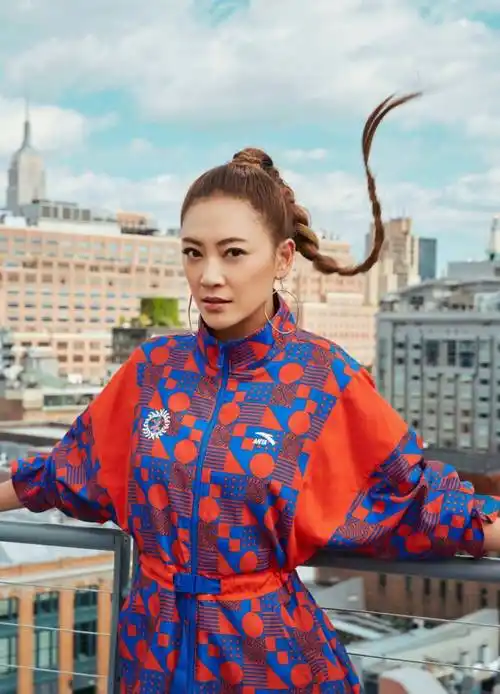 应采儿实力秀穿搭,时尚动人有个性,大哥的女人是这么穿的_耳环_白色