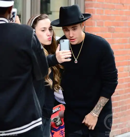 组图:比伯艳福不浅!多名正妹搭肩索吻求合影