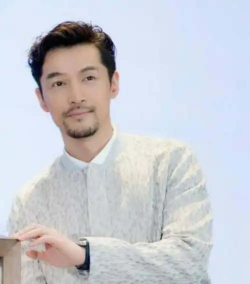 当男星留上胡子,易烊千玺魅力十足,看到鹿晗:终于相信他30岁了_时尚