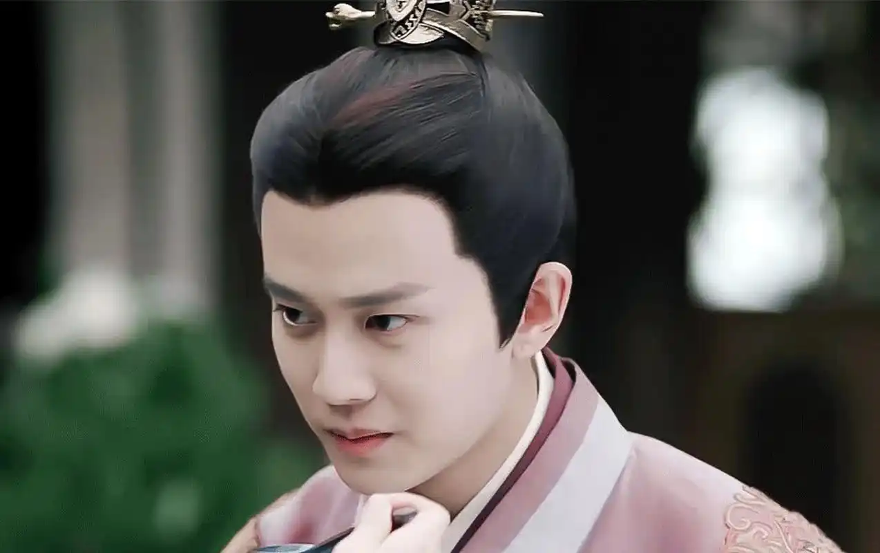 [cp]#zy004# #星动图#   任嘉伦的眼睛和喉结在《锦衣之下》里是齿轮