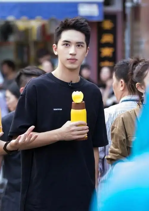 许魏洲太太张圣樱带着孩子现身医院,保姆全程陪同,疑