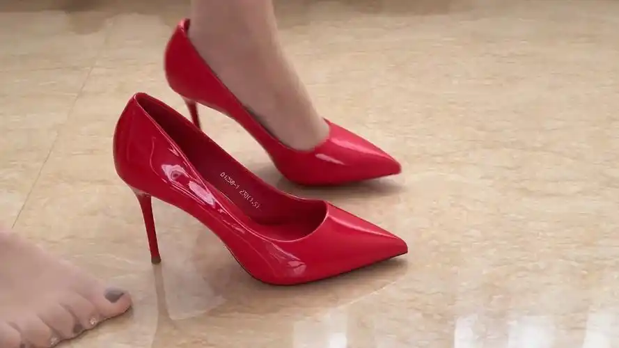 红色高跟鞋