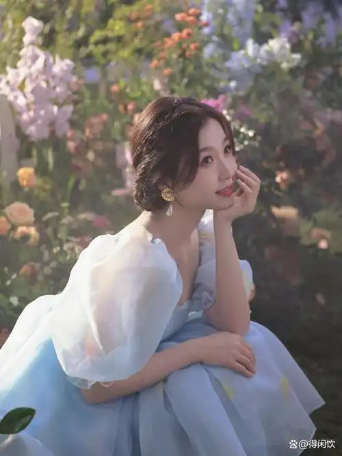 虞书欣作为近年来备受关注的演艺圈新贵,凭借出色的演技和清新的气质