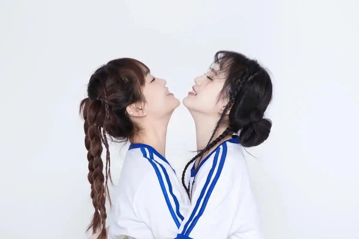 运动闺蜜写真.听说,两个人在一起久了会越来越像对方!原来不仅 - 抖音