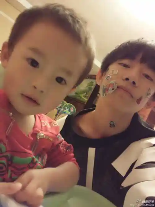 易烊千玺小时候