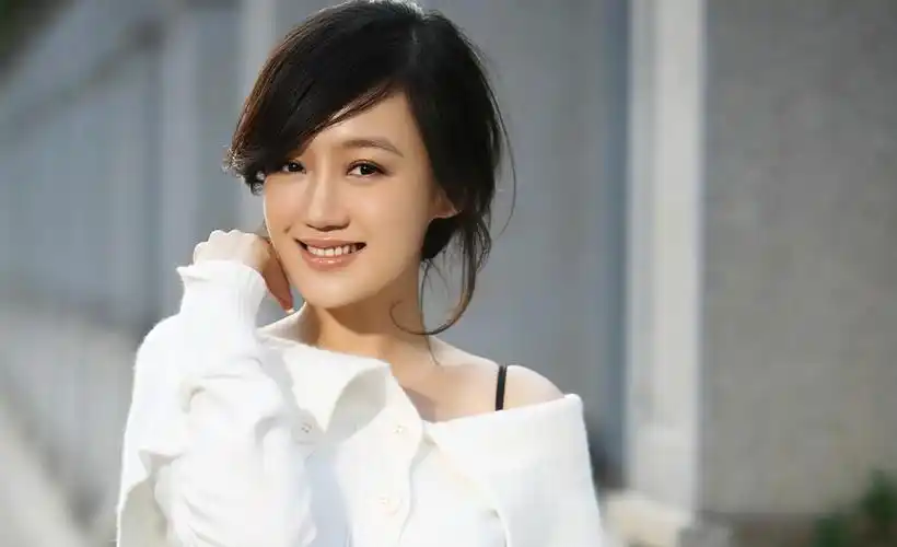 胡歌前女友薛佳凝近况,与萌娃亲密互动,45岁容颜不老仍单身