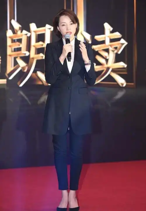 央视一姐董卿终于回归穿西装高调露面气场大变当评委后更温婉