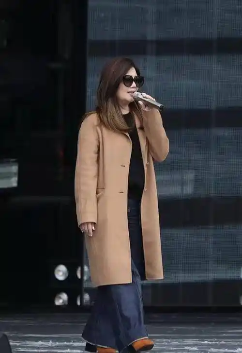 原创梁静茹怎么胖成这样了156还穿长大衣阔腿裤真像妇女主任