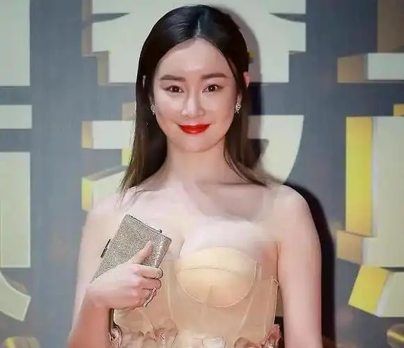 在2015年,她和范世琦一起参加了湖北卫视的恋爱真人秀《如果爱》,两人