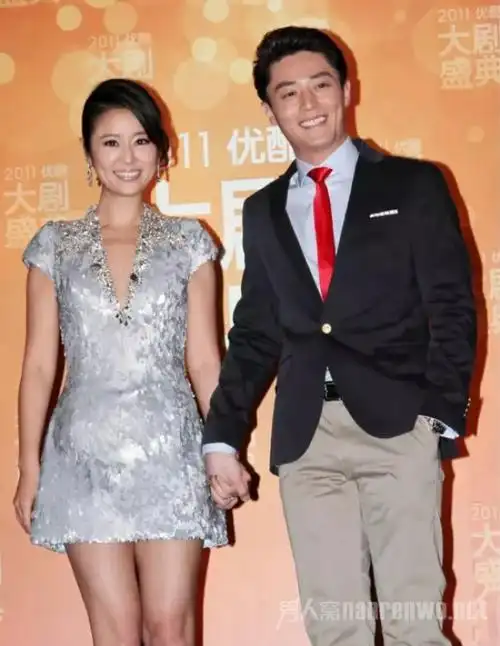 林心如被霍建华被牢牢牵着手,2人私底下都是素颜低调的风格,老公还