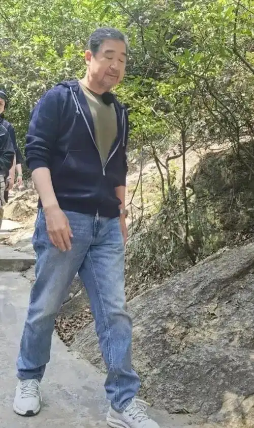 张国立69岁深圳爬山,白发胡须招呼亲切